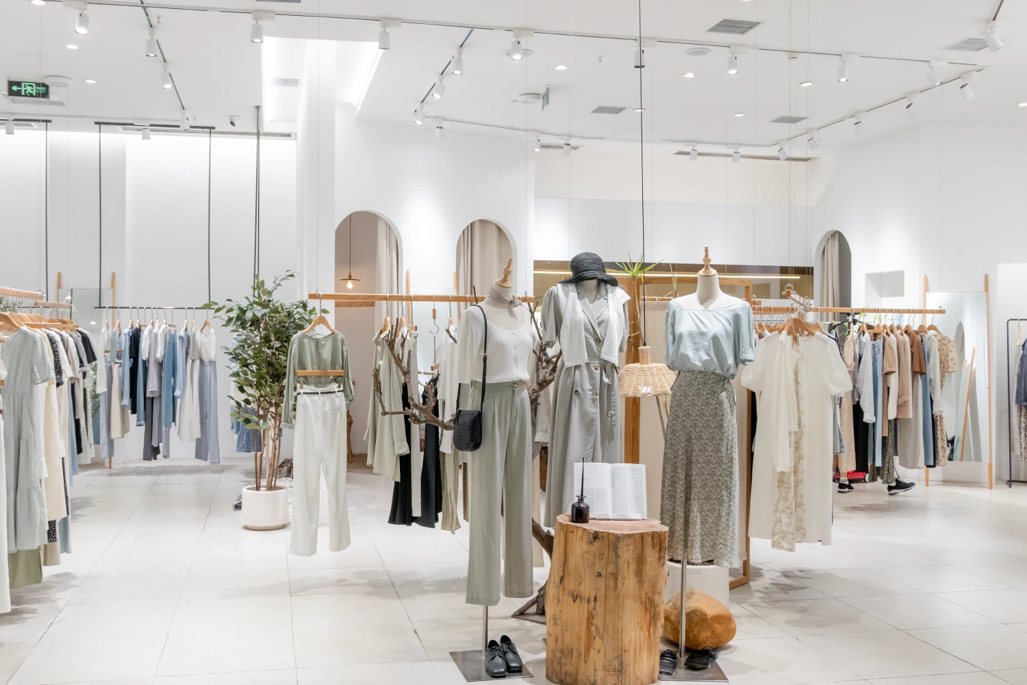 Fashion retail translation—mannequins and clothing racks inside a modern boutique